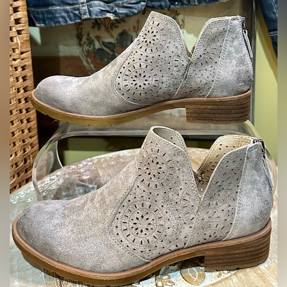 EUC Sofft “Barrosa” Laser Cut Light Grey and Silver Metallic Bootie. Size 7 - Picture 6 of 10